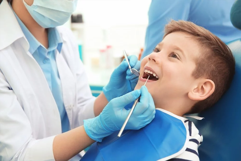 Pédodontie : soins dentaires spécialisés pour les enfants et prévention des caries